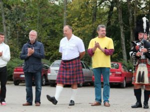 Biedrības „Cerību spārni” Kalniešu spēlēs Siguldā apmeklētāji ziedo kopīgam mērķim