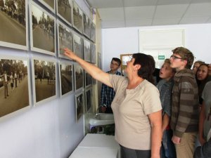 Baltijas ceļa fotoizstāde Siguldas Valsts ģimnāzijā