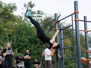 Siguldiete piedalās pirmajā sieviešu pasaules čempionātā ielu vingrošanā