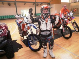 Allažu pamatskolā viesojas motobraucēju komanda