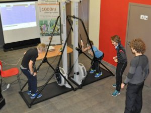 Norisinājušās Latvijā pirmās slēpošanas sacensības uz trenažiera