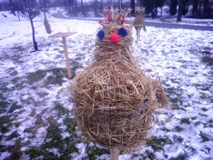 Pie Allažu pamatskolas izveidotas salmu figūras