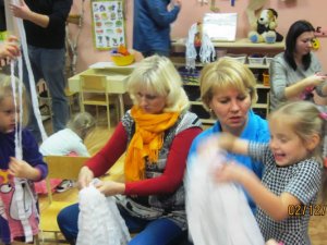 Vecāki piedalās bērnudārza radošajā darbnīcā