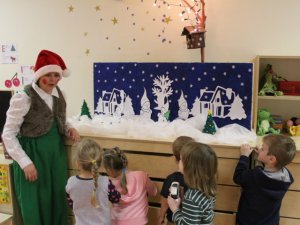 Zaļais rūķis māca bērniem  kā videi draudzīgi svinēt Ziemassvētkus