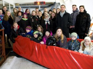 Novada skolēni ar izcilām sekmēm saņem dāvanu – braucienu ar vučko