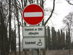 Ierobežota automašīnu plūsma Siguldas pils kompleksa teritorijā