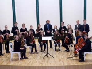 Siguldas Jauniešu kamerorķestris atklāj tautas mūzikas tradīcijas!