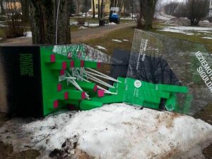 Izdemolēti vides gaismas objekti Maija parkā; lūdz atsaukties aculieciniekus