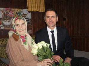 Domes priekšsēdētājs sveic allažnieci Lūciju Brazauskaiti 101 gada jubilejā