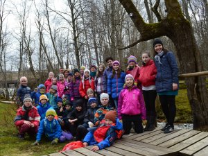 Laurenču sākumskolas skolēni piedalās talkā Ieriķu dzirnavās