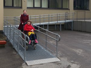 Cilvēkiem ar kustību traucējumiem izveidota pieejama vide Skolas ielā 3