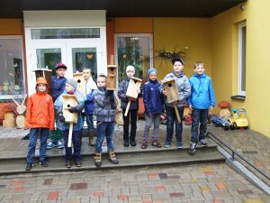 Bērnudārza „Pasaciņa” teritorijā sastādītas egles un izvietoti putnu būrīši