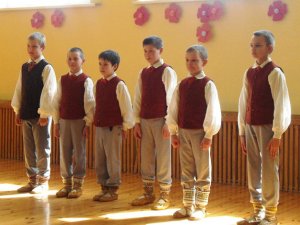 Allažu pamatskolas skolēni iepriecina māmiņas ar koncertu