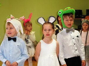 Bērnudārza „Ābelīte” bērni rīko svētkus māmiņām