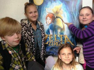 Skolēni viesojas filmu studijā