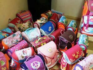 Mores pamatskolas skolēni saņēmuši dāvanā mugursomas