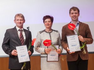 Siguldas skolotāji saņem apbalvojumus par jauniešu ieinteresēšanu fizikā