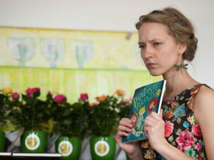 Siguldiete Luīze Pastore saņem Jāņa Baltvilka balvu bērnu literatūrā