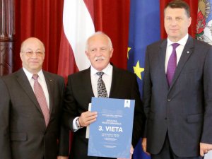 Siguldas Valsts ģimnāzijai pasniedz ceļojošo balvu „Lielā pūce”