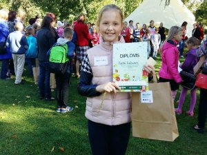 Laurenču sākumskolas skolniece piedalās konkursa „Dārznīca” noslēgumā