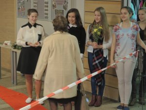 Skolēni sveic 1.pamatskolas skolotājus