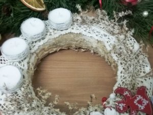 Siguldas pilsētas vidusskolā tapuši adventes vainagi labdarībai