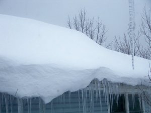 Pašvaldība aicina savlaicīgi notīrīt ēku jumtus no sniega segas un lāstekām