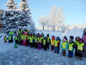 Allažu pirmsskolas grupas audzēkņi saņem atstarojošās vestes