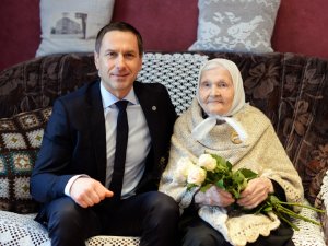 Priekšsēdētājs sveic novada iedzīvotāju Valiju Staģi 100 gadu jubilejā