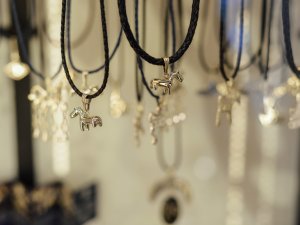 Apmeklētājiem pieejamas amatnieku darbnīcas Siguldas pils kompleksā