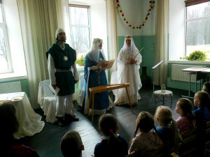 Mores pamatskolā viesojās biedrības „Baltu klubs” pasaku teicēji