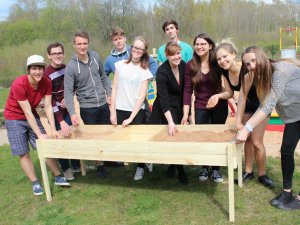 Siguldas Valsts ģimnāzijas skolēni veic labos darbus bērnudārzā „Ieviņa”