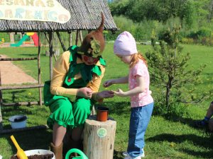 Bērnudārza „Ieviņa ” bērni sēj priedes