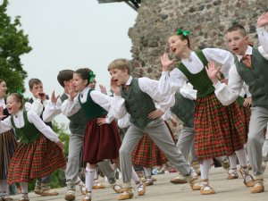 Siguldas novada Dziesmu un deju diena Siguldas pilsdrupu estrādē