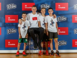 Siguldas jaunie basketbolisti tiekas ar Kristapu Porziņģi