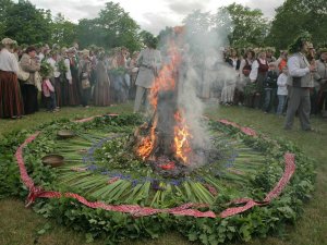 Bezmaksas autobuss uz vasaras saulgriežu pasākumu Turaidā