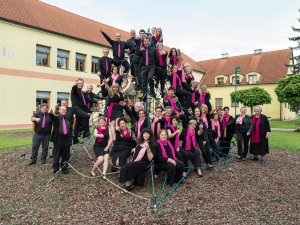 Siguldas dzelzceļa stacijā uzstājās Austrijas koris