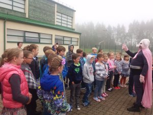 Allažu pamatskolā viesojās Cūkmens