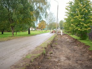 Uzsākta jaunas gājēju ietves izbūve Strēlnieku ielas posmā