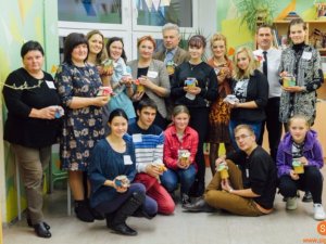 Deputāti un jaunieši tikšanās laikā vāra ievārījumu un diskutē par sadarbību