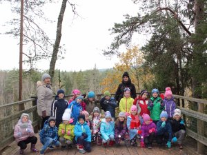 Bērnudārza „Ieviņa” bērni un vecāki palīdz Līgatnes dabas taku dzīvniekiem