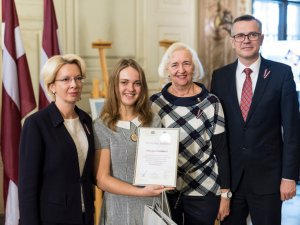 Siguldas Valsts ģimnāzijas skolnieci apbalvo Saeimā