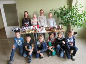 Skolēni gatavo adventes vainagus pensionāriem un ģimenēm