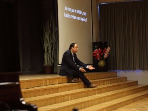 Siguldas Valsts ģimnāzijā viesojas kvantu fiziķis Vjačeslavs Kaščejevs