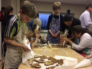 Jaunieši un deputāti rada dāvaniņas novada nevalstiskajām organizācijām