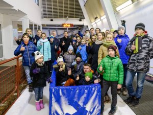 Novada skolēni ar izcilām sekmēm saņem dāvanu – braucienu ar vučko