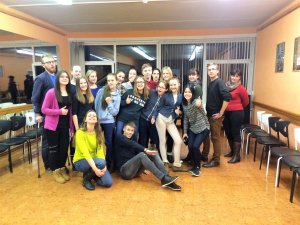 Jaunieši tiekas ar „GoBeyond” un Improvizācijas teātra pārstāvjiem