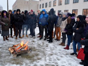Ģimnāzisti piemin barikāžu laiku