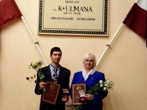 Siguldas Valsts ģimnāzijas skolotāja un absolvents saņem apbalvojumu