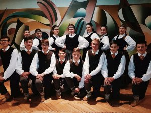 Allažu pamatskolas kolektīvs „Avotiņi” dejo konkursā „Mēs un deja”